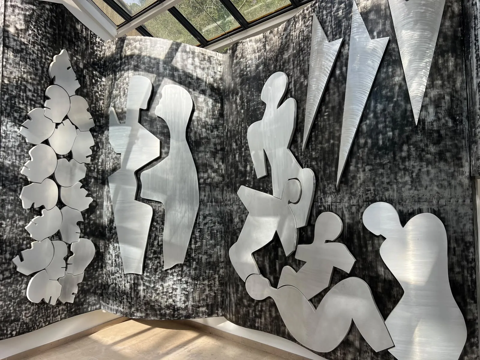 Fresque murale en duralinox représentant des victimes de la 2nde Guerre mondiale