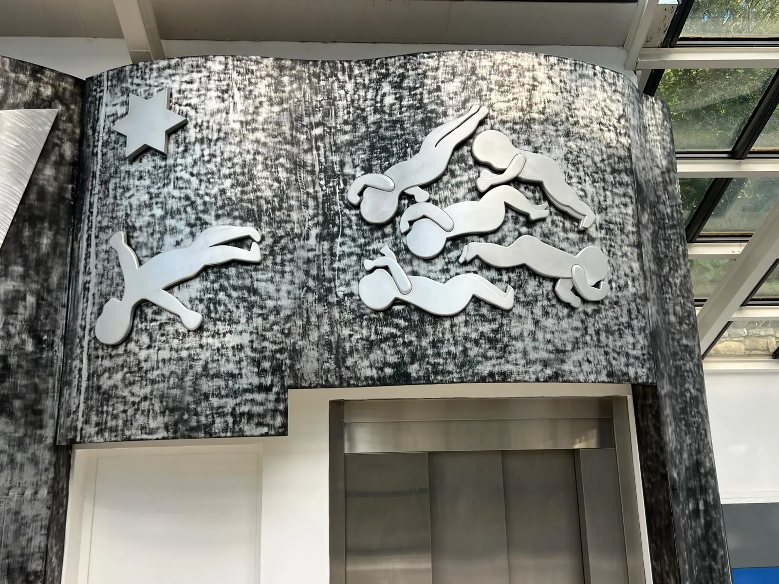 Fresque murale en duralinox représentant des victimes de la 2nde Guerre mondiale