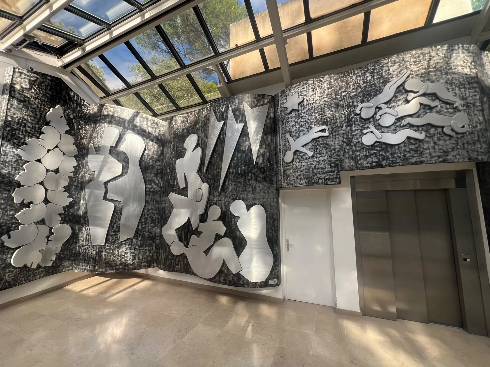 Fresque murale en duralinox représentant des victimes de la 2nde Guerre mondiale