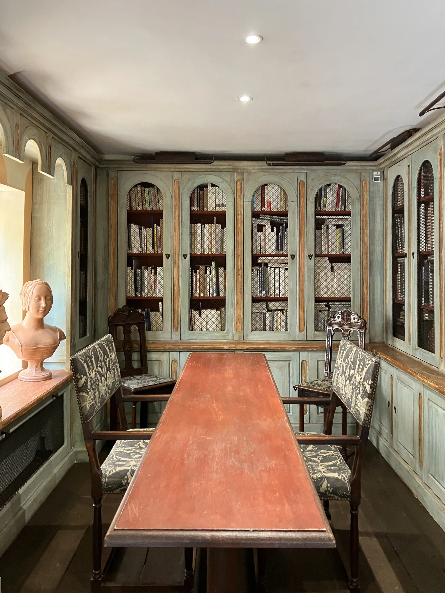 Vue de la bibliothèque du musée bibliothèque François Pétrarque : buste de Laure de Noves, table et fauteuils de consultation