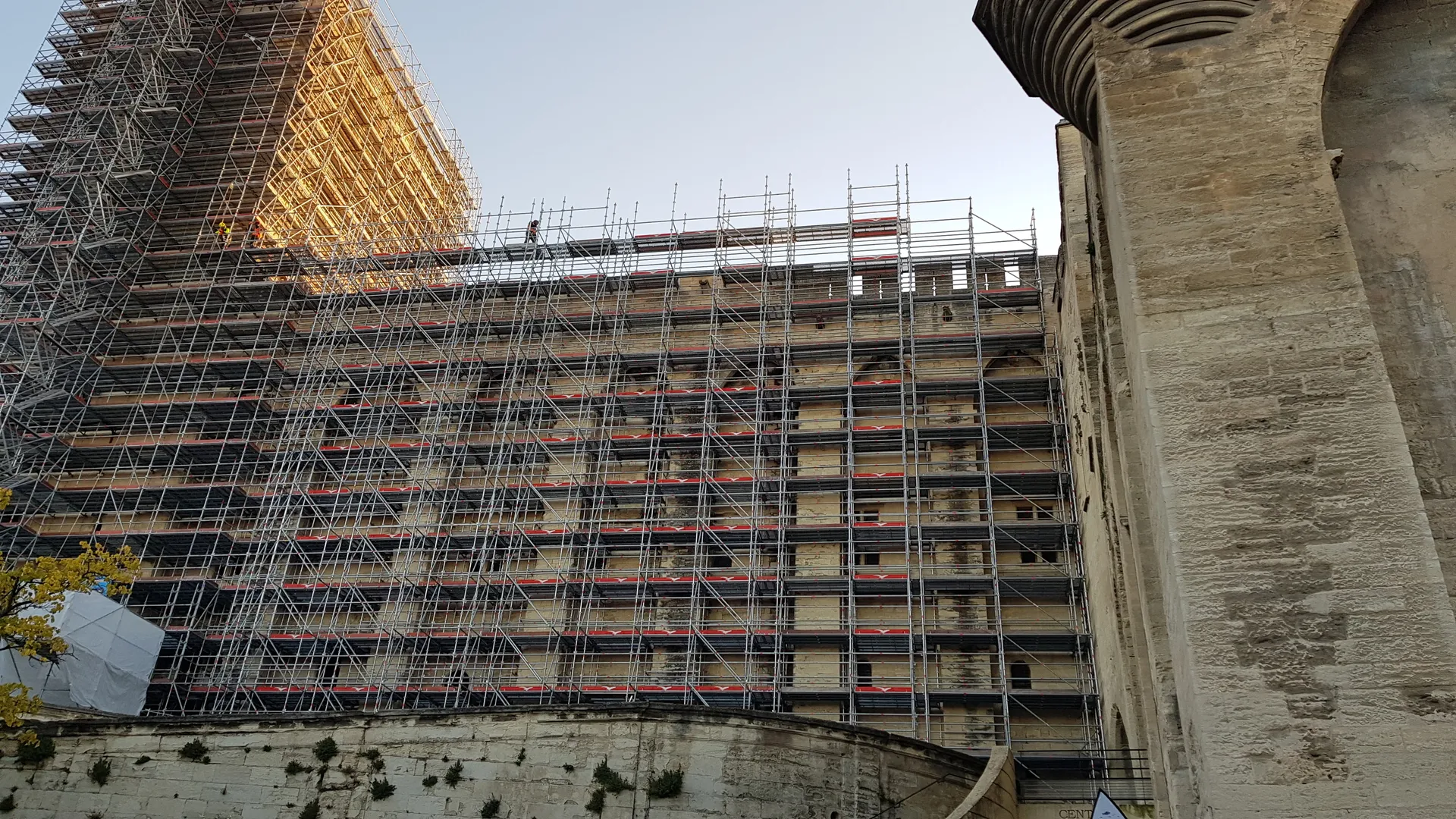 Échafaudage sur l'aile des Familiers et la tour de la Campane du palais des Papes, 2021