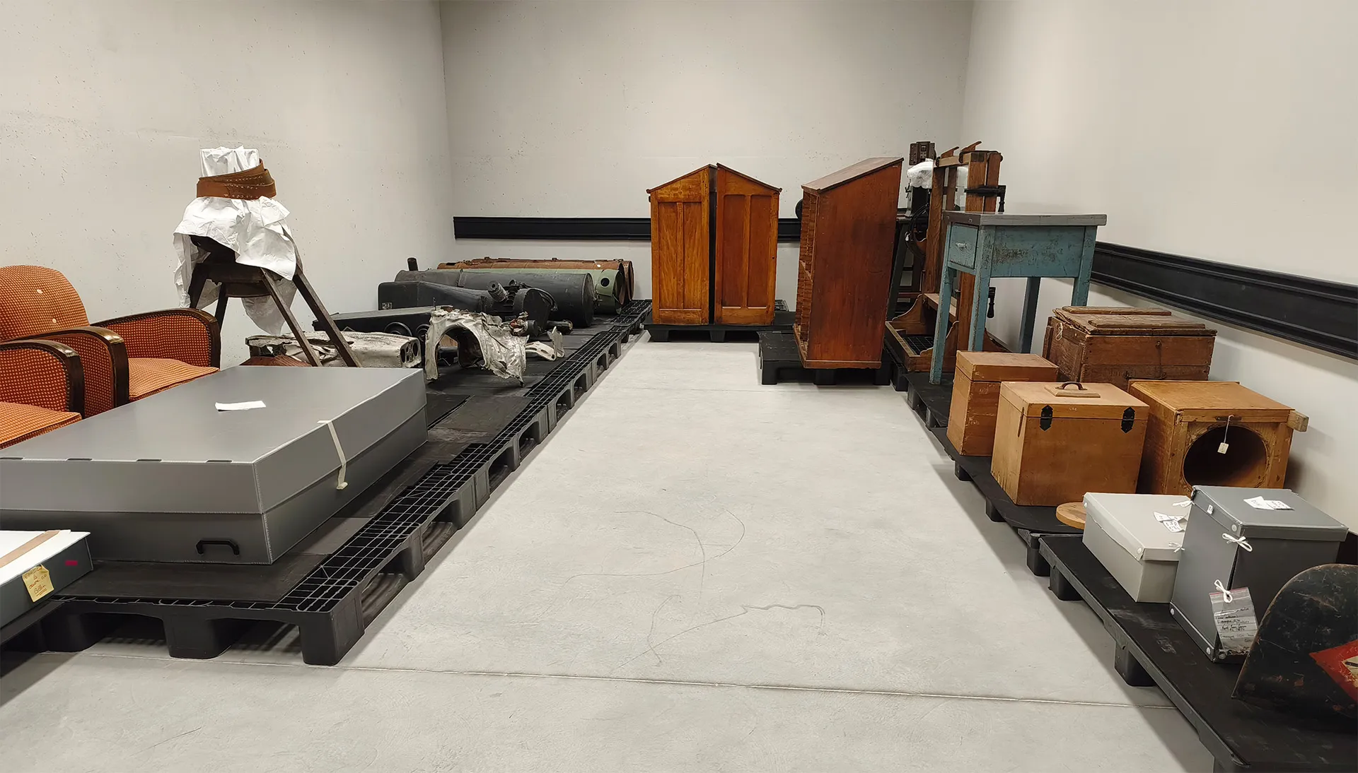 Grande pièce contenant essentiellement du mobilier en bois