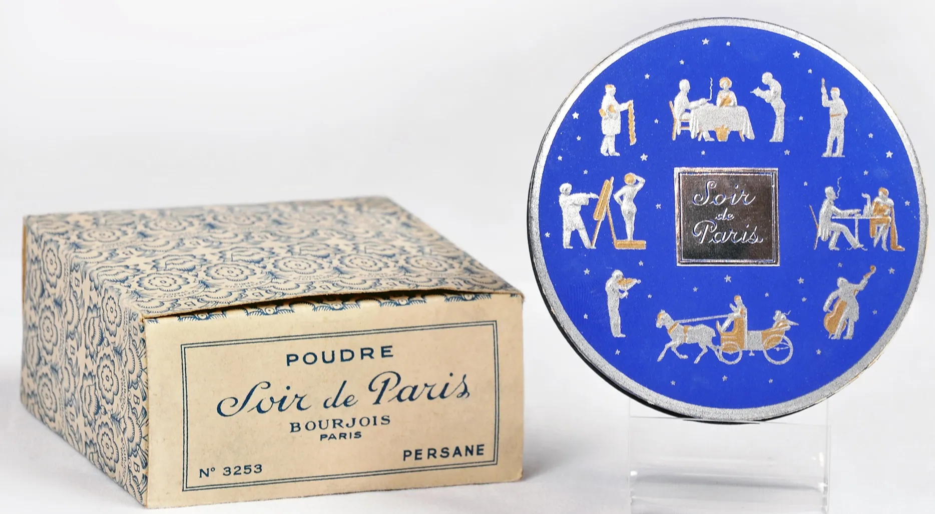 Ensemble composé d'un étui plié en carton et d'une boite à poudre refermée par une pellicule plastique. Étui en carton avec motifs floraux. Inscription sur la tranche.