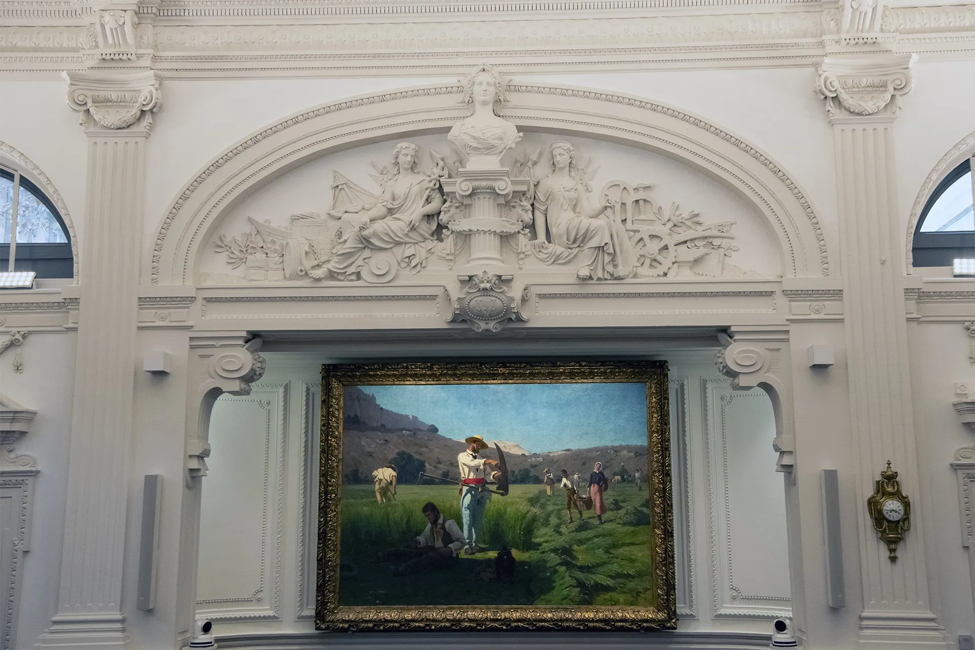 Vue sur le frontispice et le tableau de Paul Vayson au dessus de la présidence de l'assemblée.