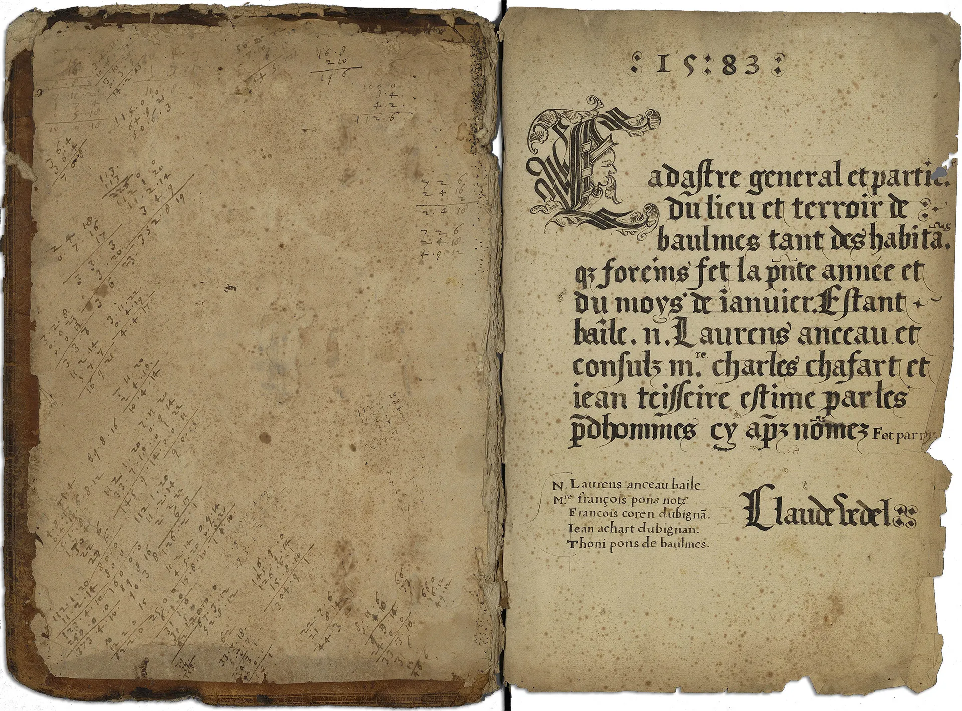 Double page d'un registre, la page de gauche est griffonnée de chiffres ; la page de droite écrite en français comporte une lettre ornée : le C de cadastre