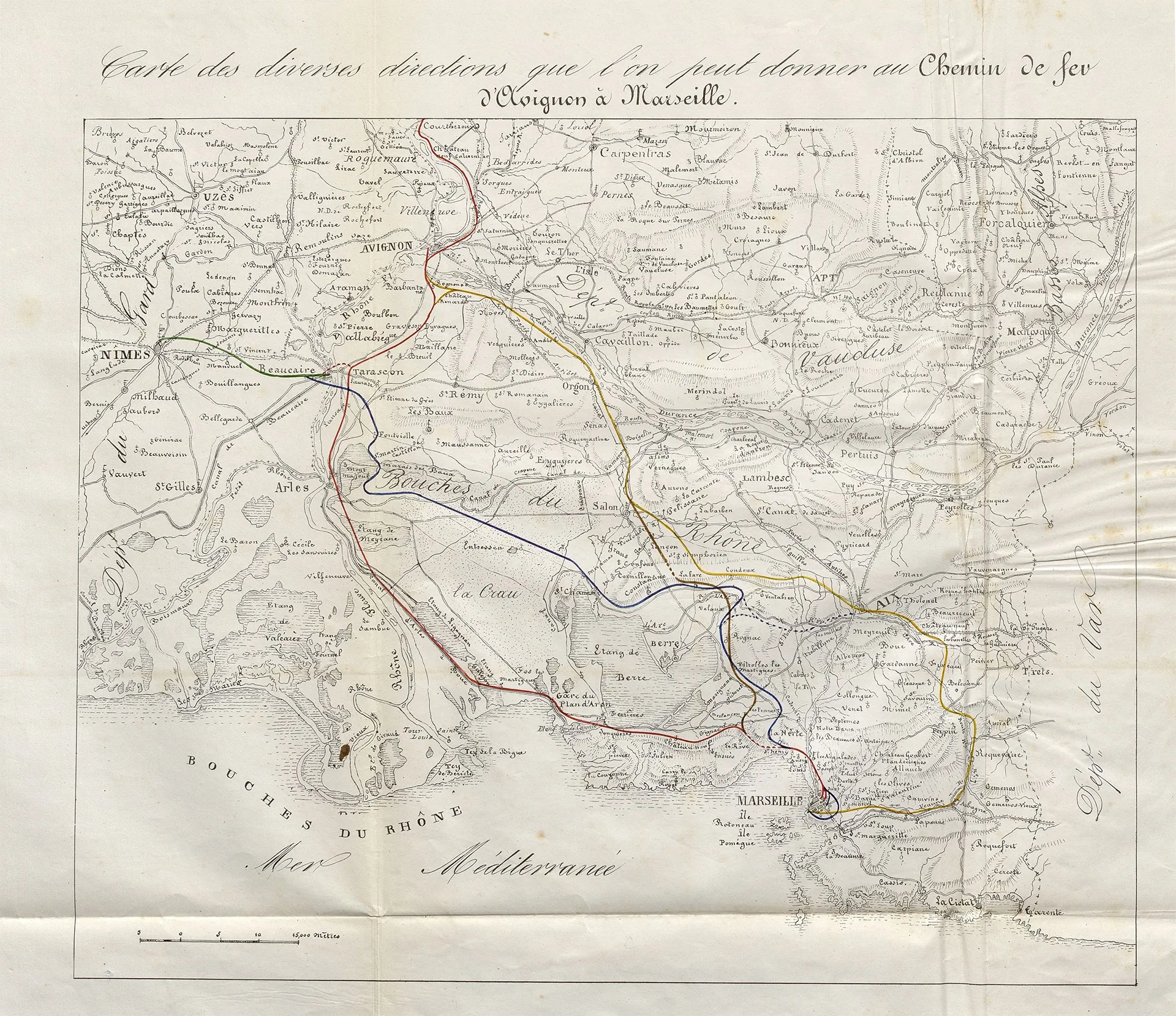 Carte sur laquelle figurent des parties des départements du Vaucluse, des Bouches-du-Rhône et du Gard ; des lignes en vert, rouge et bleu soulignent les différents tracés