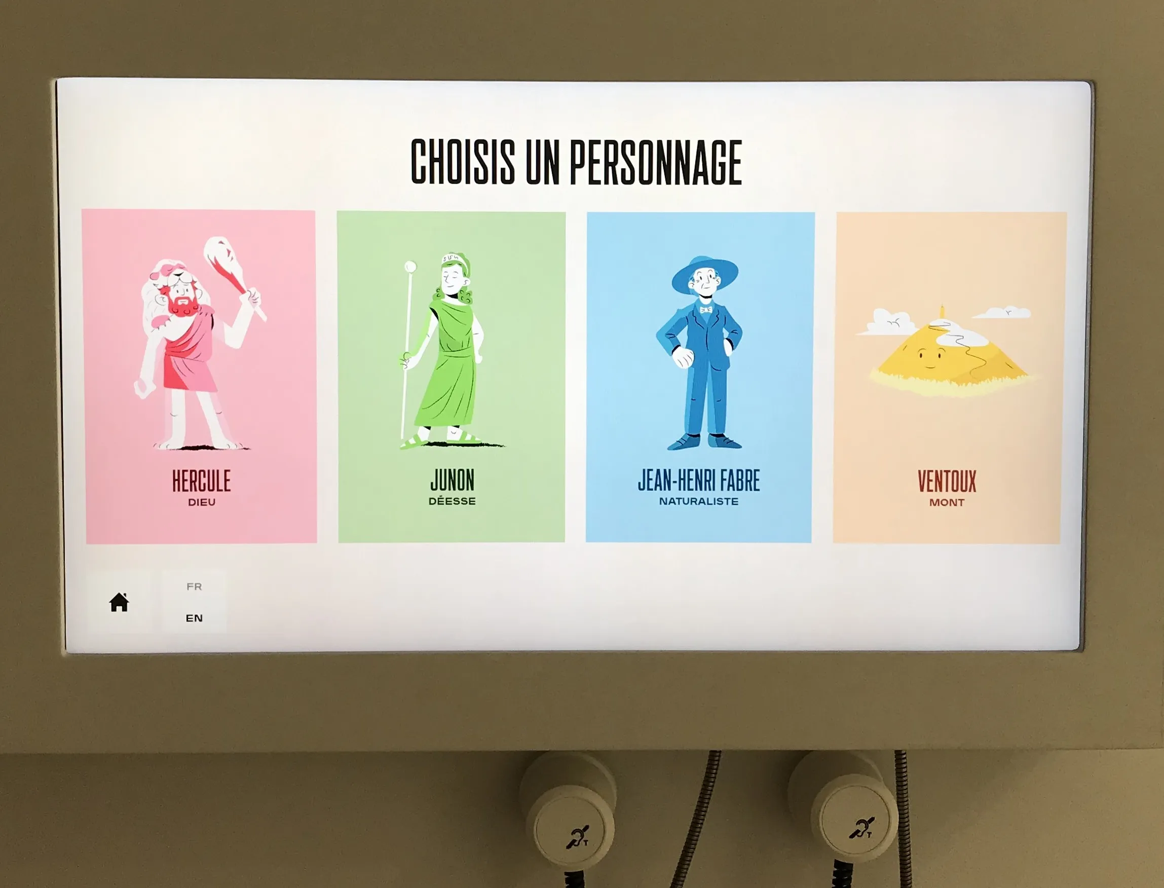 L'écran demande à l'enfant de choisir un personnage parmi les 4 présentés