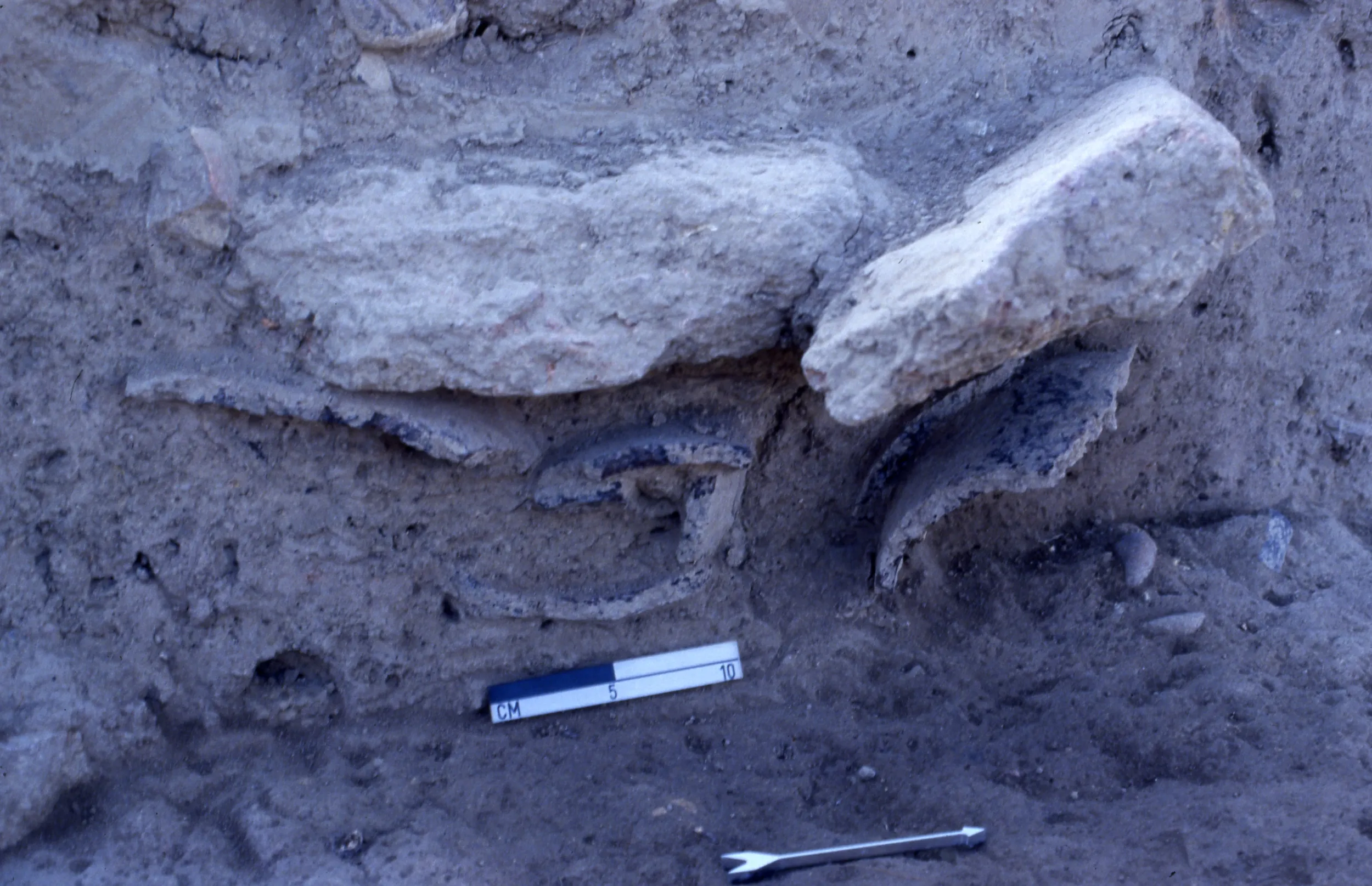 Découvertes archéologiques avec mire, échelle