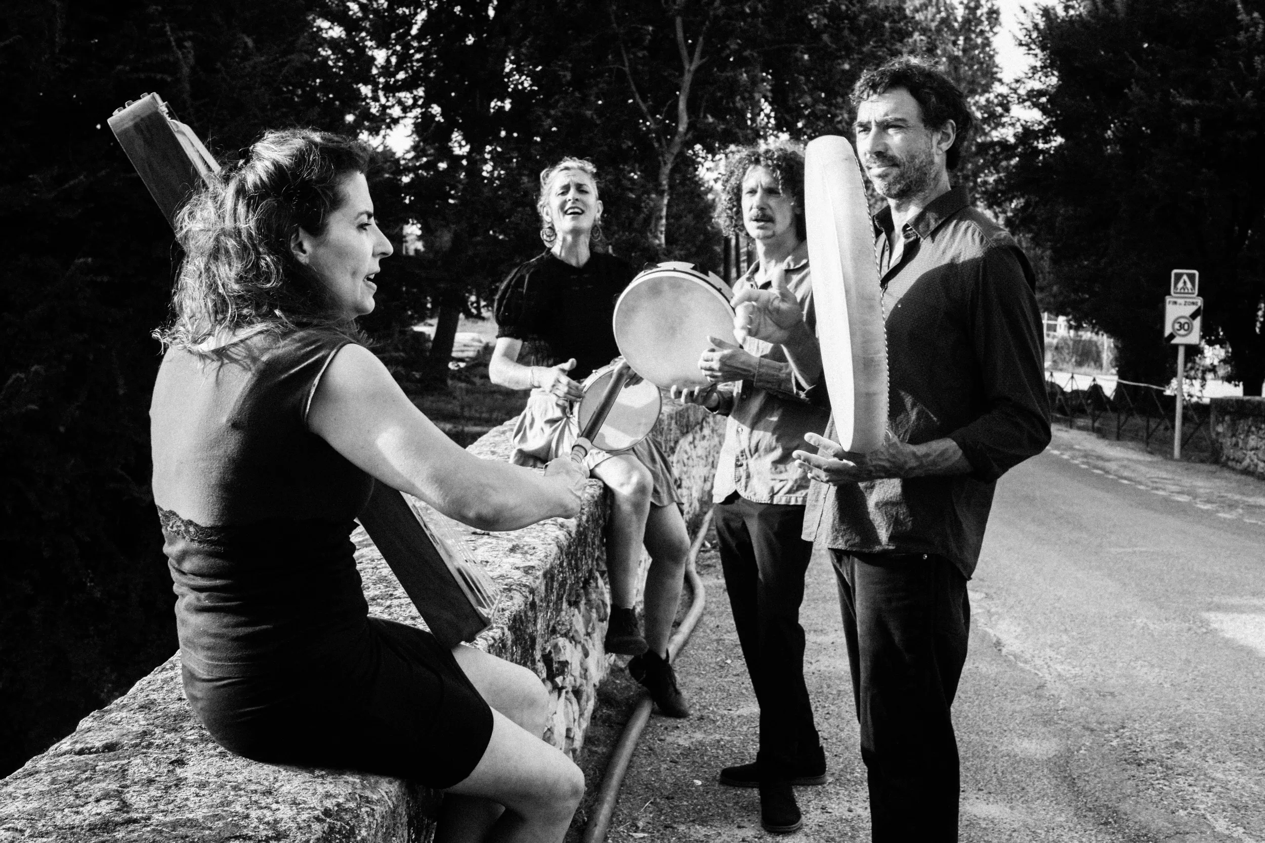 4 musiciens : 2 femmes et 2 hommes jouent des instruments traditionnels provençaux.