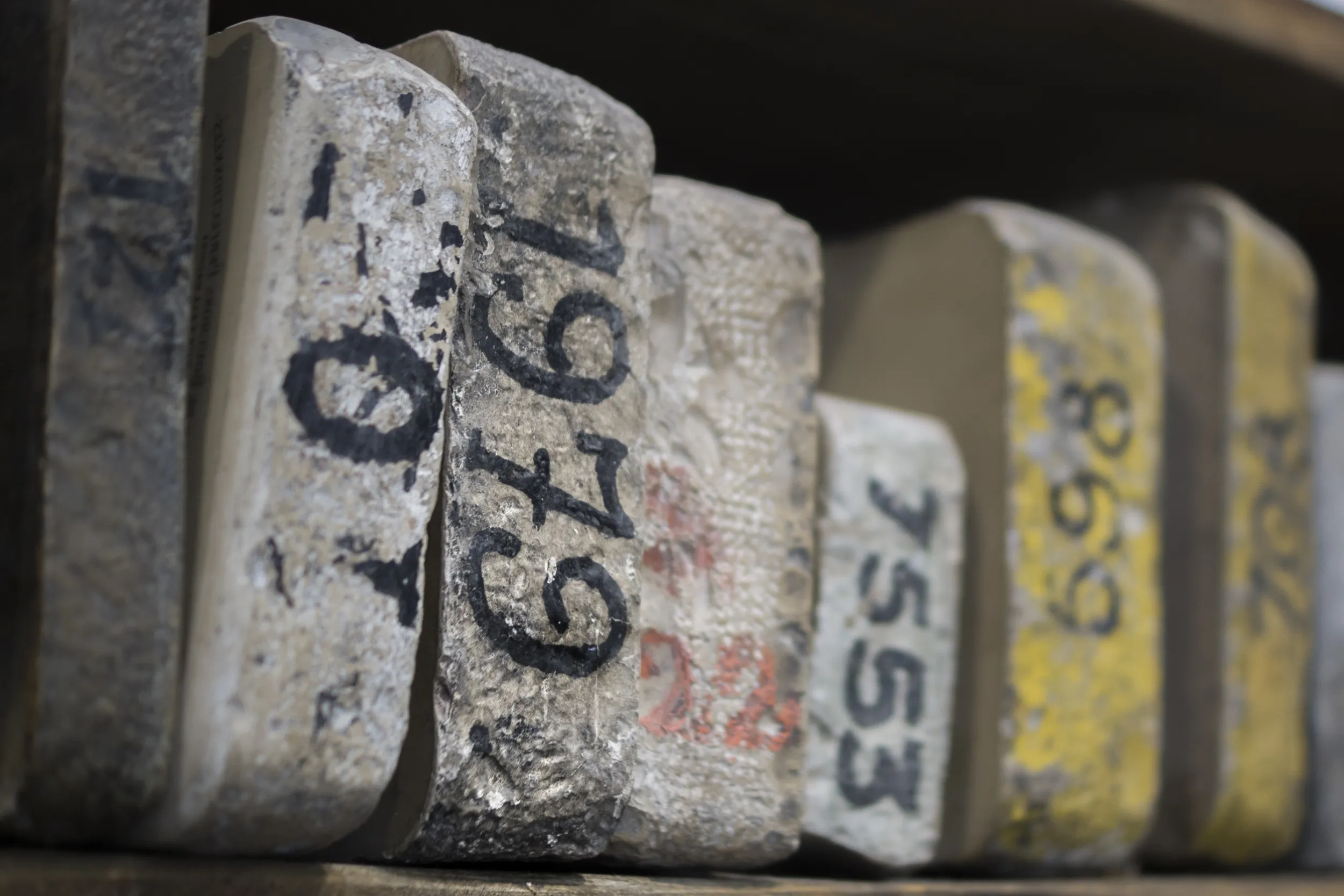 Plaques de calcaire posées à la verticale, des numéros figurent sur les tranches
