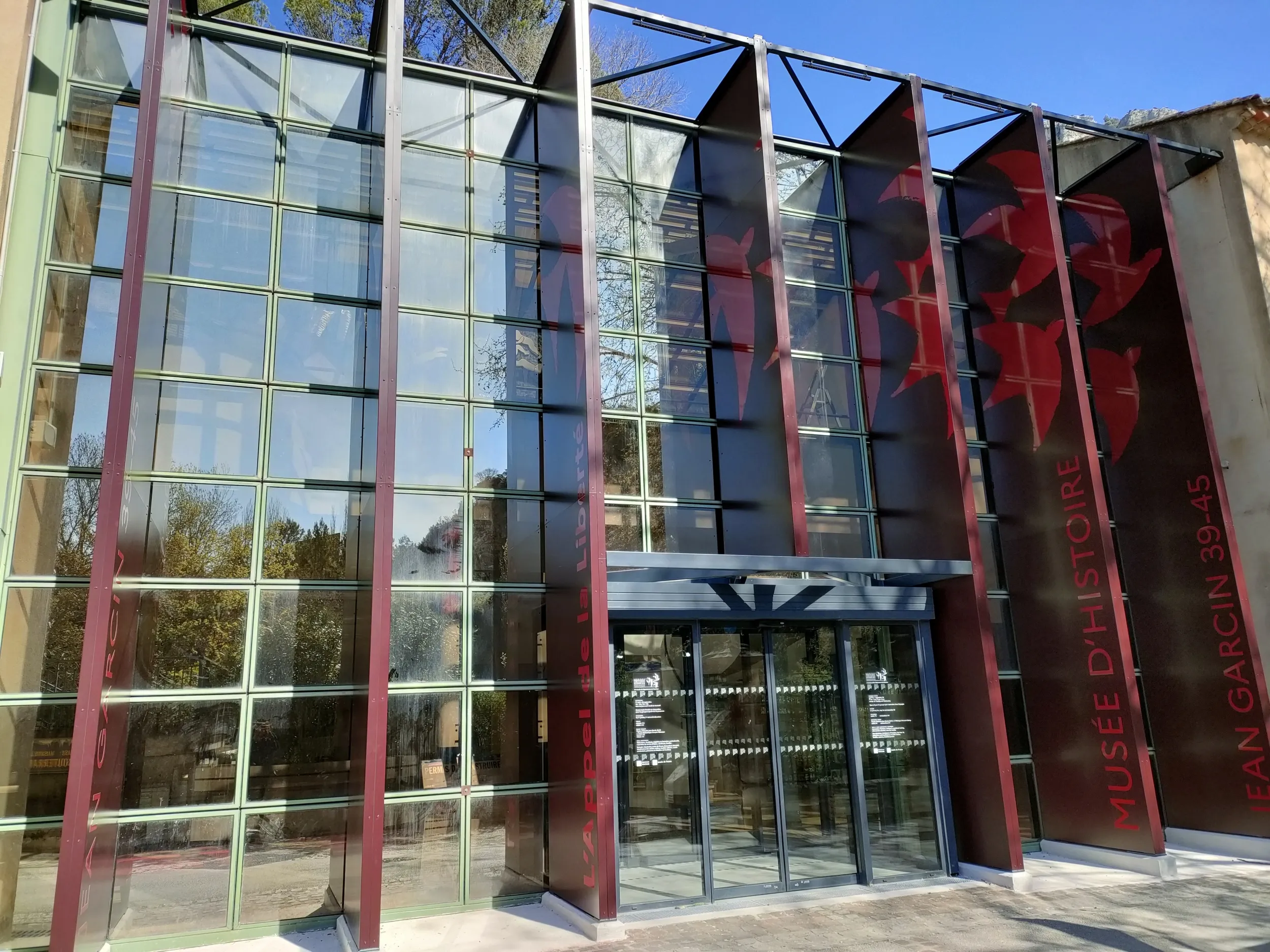Façade vitrée d'un musée