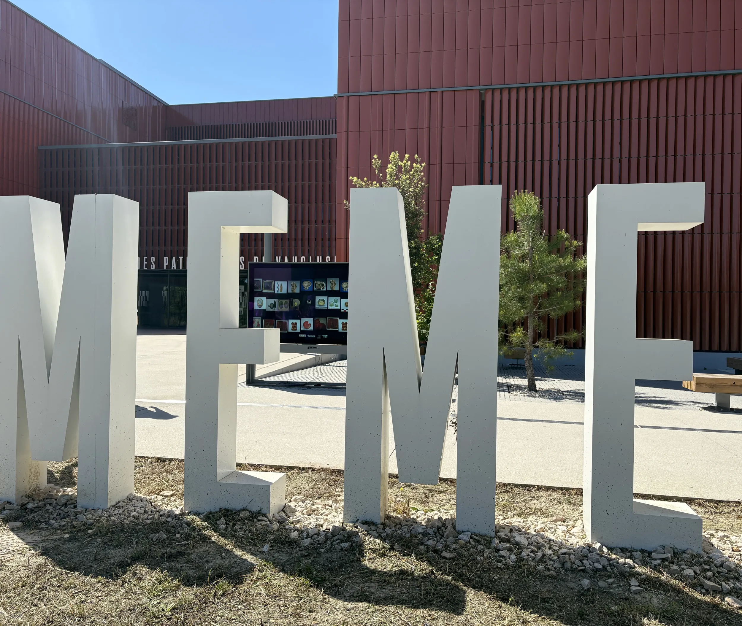 Entre le sigle Memento blanc, en 3 D, on devine un grand écran affichant des objets
