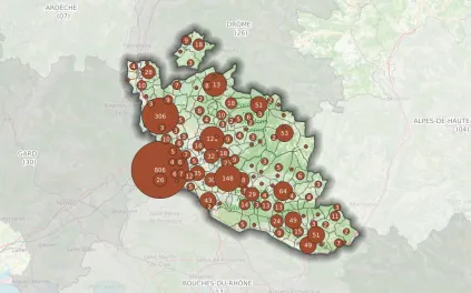Carte du Vaucluse mettant en valeur les communes dont les Archives départementales conservent des cartes postales anciennes.