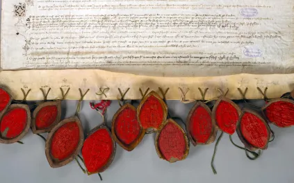 Grand parchemin doté de 13 sceaux pendants rouges en navette