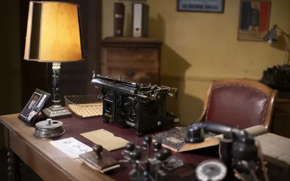 Reconstitution d'un bureau des années 1940 : un bureau, un fauteuil, une machine à écrire, une lampe...