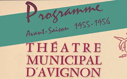 Sur un fond jauni, le prospectus barré d'un aplat vert, porte en titre en caractères rouges foncés "Programme avant-saison 1955-1956, Théâtre municipal d'Avignon"