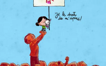 dans une foule de manifestants, un papa porte à bout de bras sa petite fille ; elle tient dans ses bras une peluche qui elle-même tient dans ses bras un panneau revendicatif à son effigie ; sous le panneau, on lit "Jé le droit de m'esprimé !"