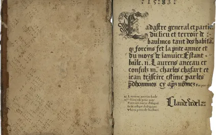 Double page d'un registre, la page de gauche est griffonnée de chiffres ; la page de droite écrite en français comporte une lettre ornée : le C de cadastre