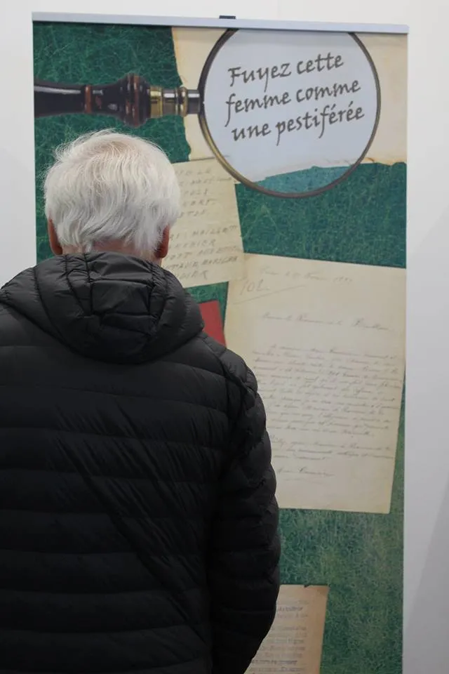Un homme contemple un panneau intitulé "Fuyez cette femme comme une pestiférée"