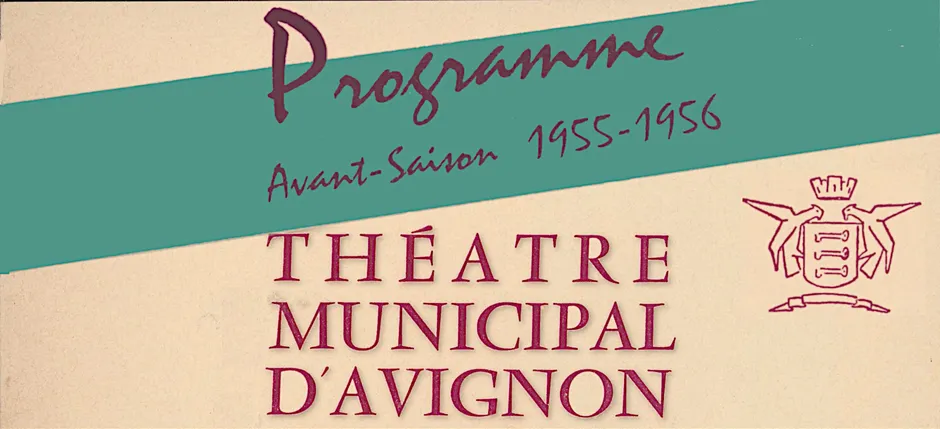 Sur un fond jauni, le prospectus barré d'un aplat vert, porte en titre en caractères rouges foncés "Programme avant-saison 1955-1956, Théâtre municipal d'Avignon"