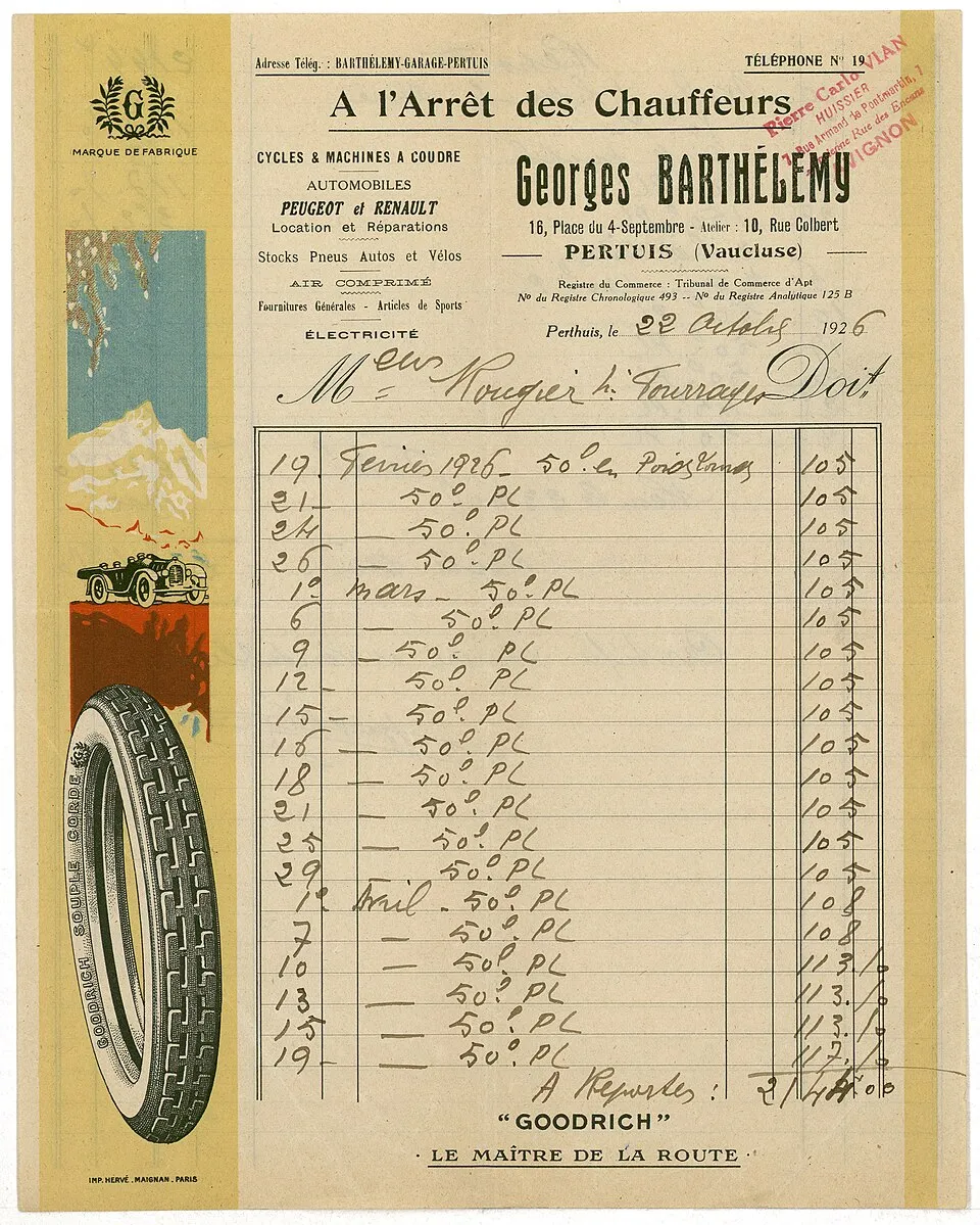 Facture polychrome : une bande jaune à gauche, dessus un pneu "Goodrich" ; au dessus, un aplat rouge surmonté d'une voiture, et en arrière plan, un sommet enneigé.