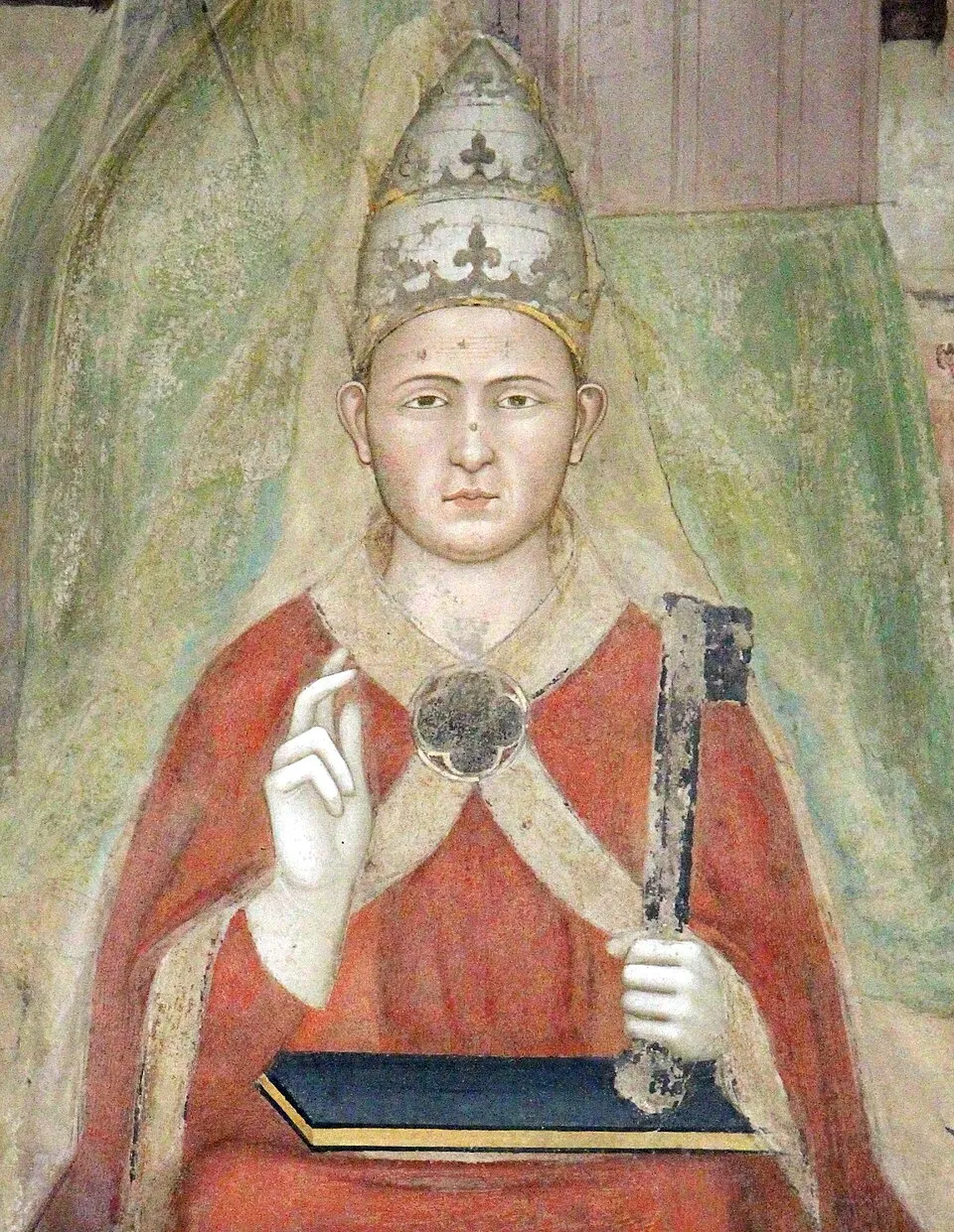 Peinture polychrome où dominent els verts et rouge, le pape porte une mitre et une clef dans sa main gauche
